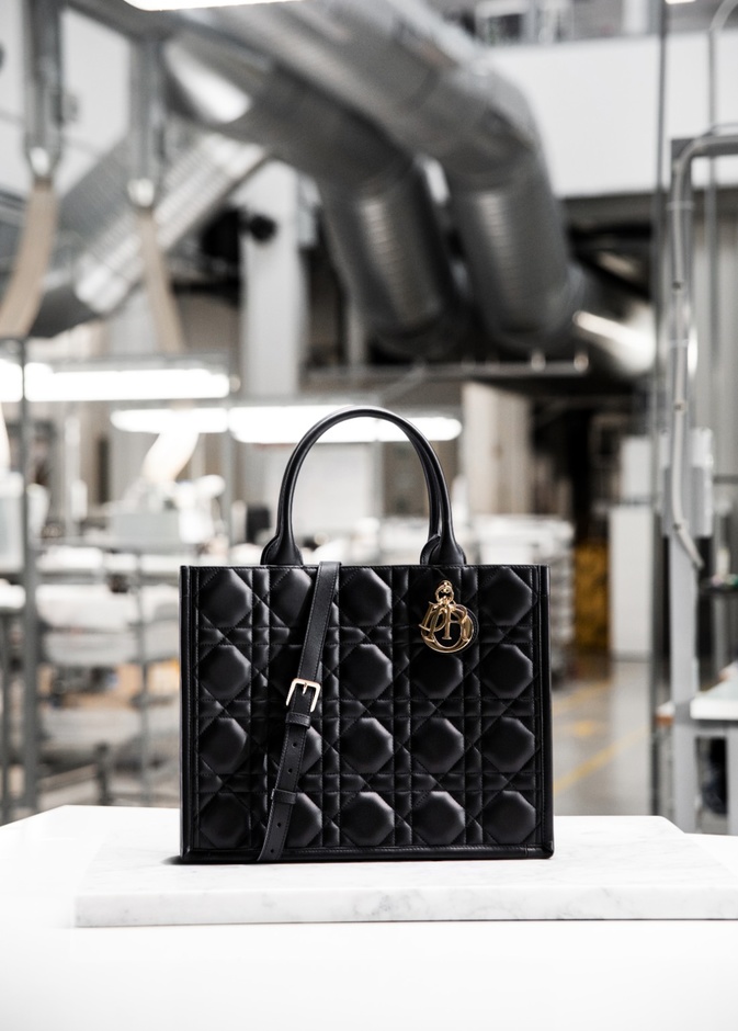 "ديور" تقدّم المهارة الحرفيّة لحقيبة DIOR BOOK TOTE 