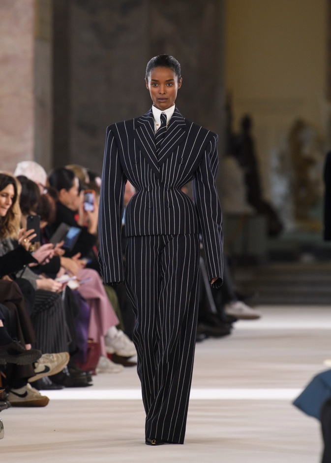 بدلة  Le Smoking من "ايڤ سان لوران" إلى "سكابريلي"