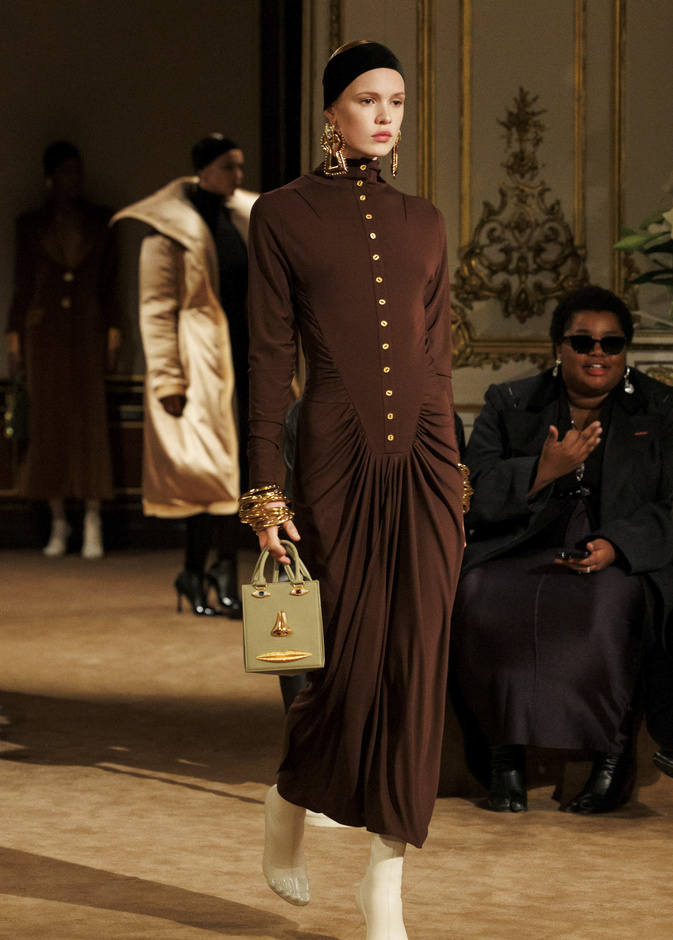 أسباب عديدة سمحت للون البني بالعودة إلى منصات العرض والسجادة الحمراء