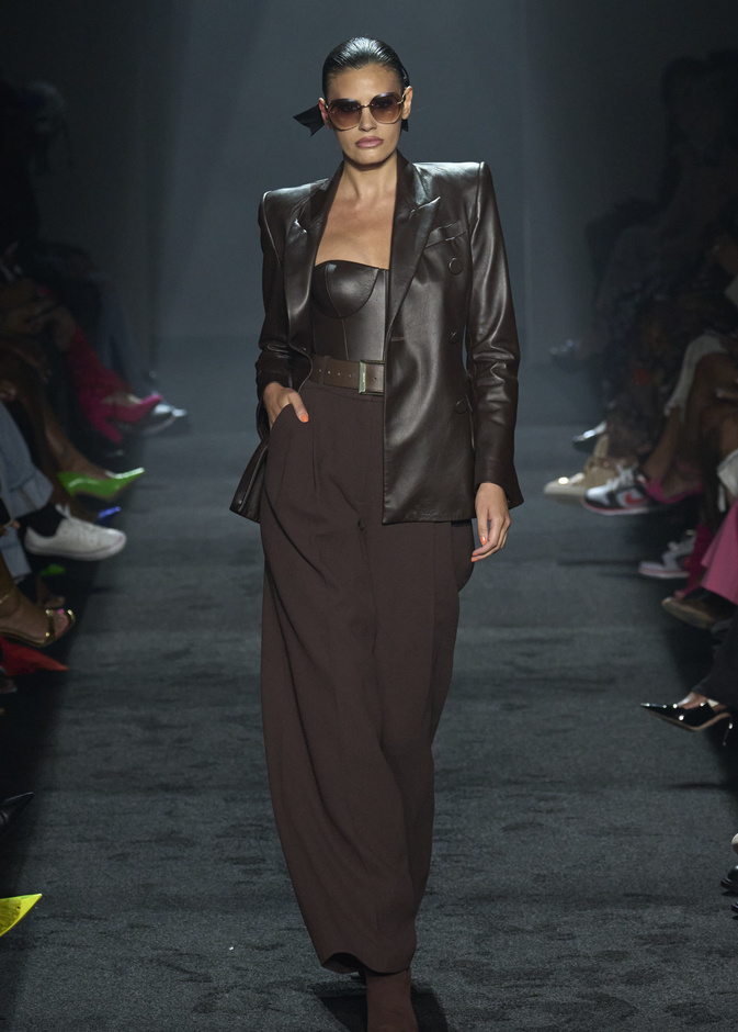 جاكيتات الجلد البنية تسيطر على إطلالات شتاء 2024