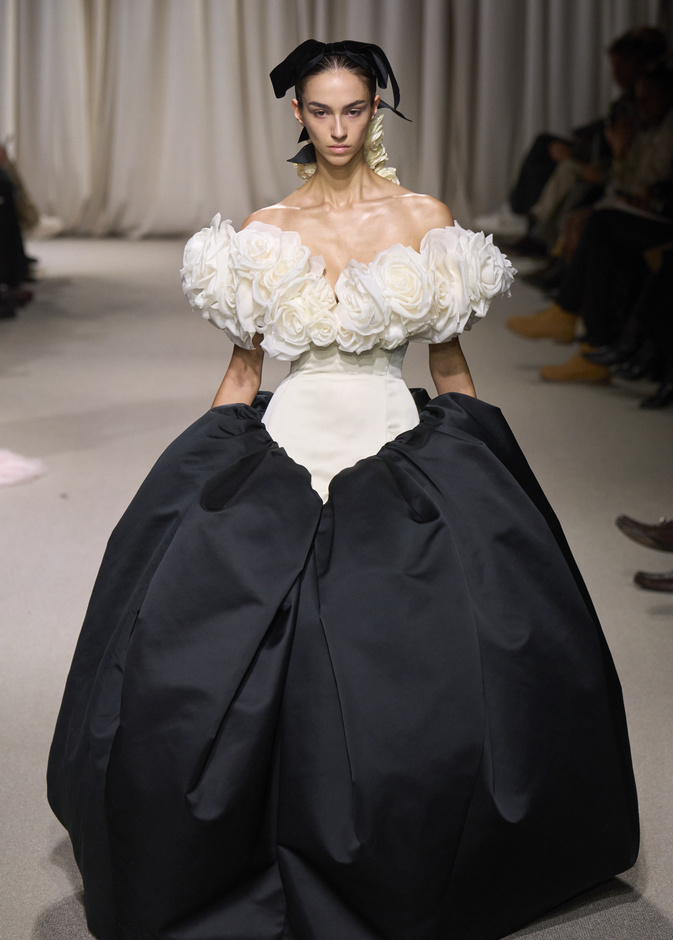 مجموعة Giambattista Valli لربيع وصيف 2024 للأزياء الراقية