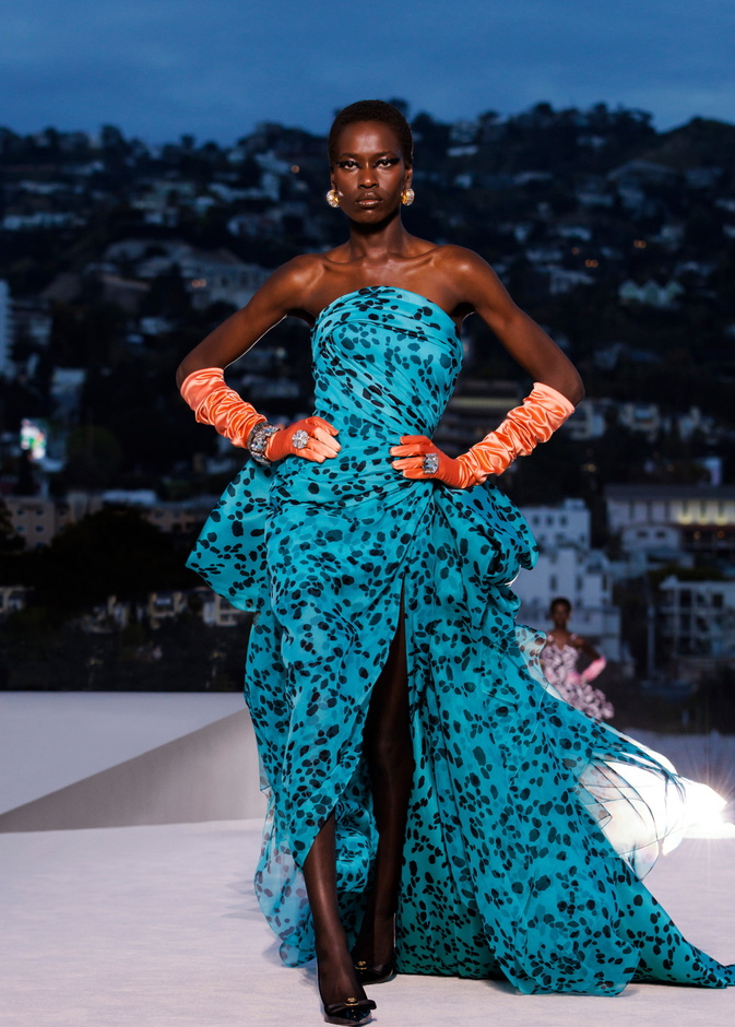 إطلالة من Versace