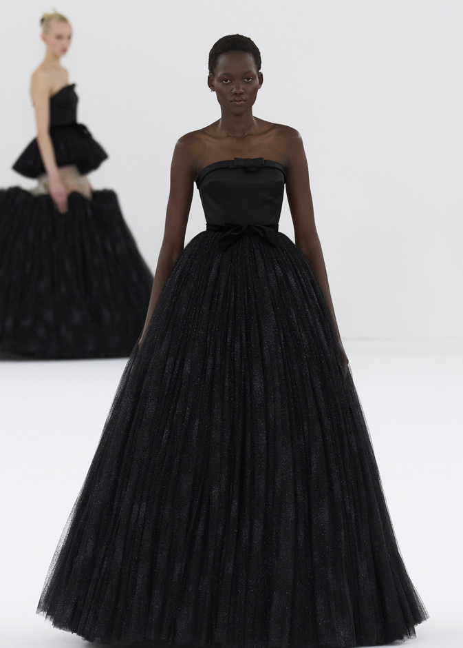 مجموعة فيكتور أند رولف حملت اسم “Scissorsands”واستكشفت الإمكانيات الإبداعية لعالم الخياطة الراقية