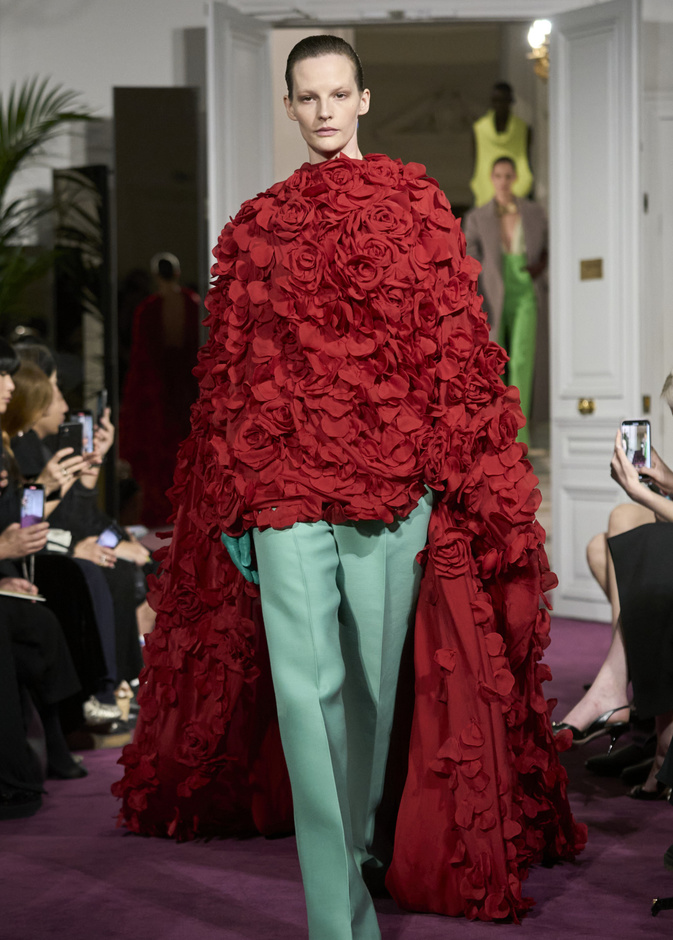 مجموعة "فالنتينو" للأزياء الراقية لموسم ربيع 2024