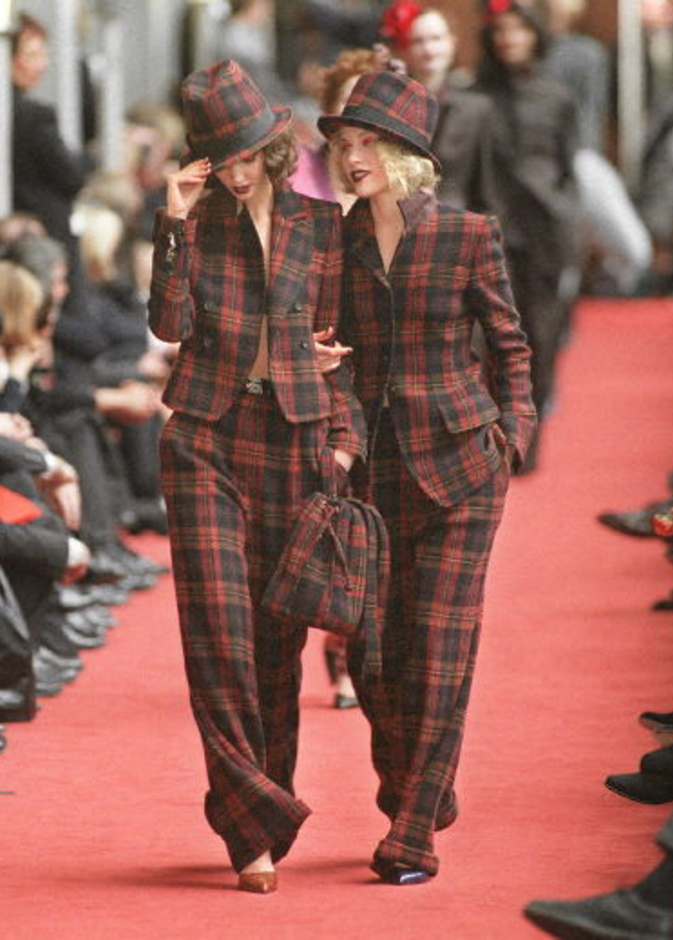 إطلالة تعرض صيحات التسعينيات