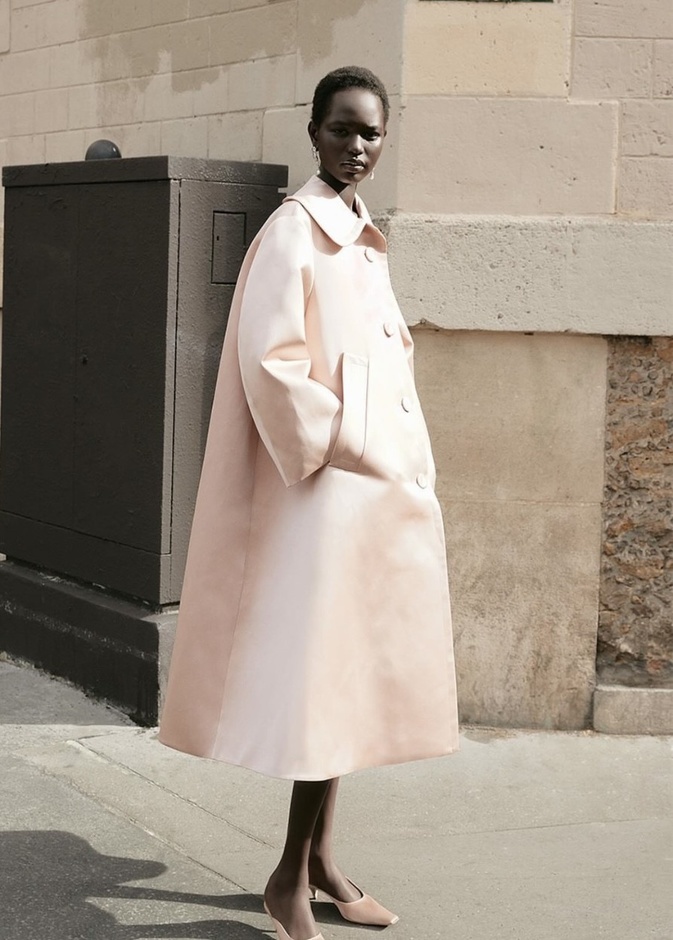 رجوع معطف الشرنقة على مدرجات عروض الأزياء... واحدة من أبرز الصور الظلية لـ"كريستوبال بالنسياغا"