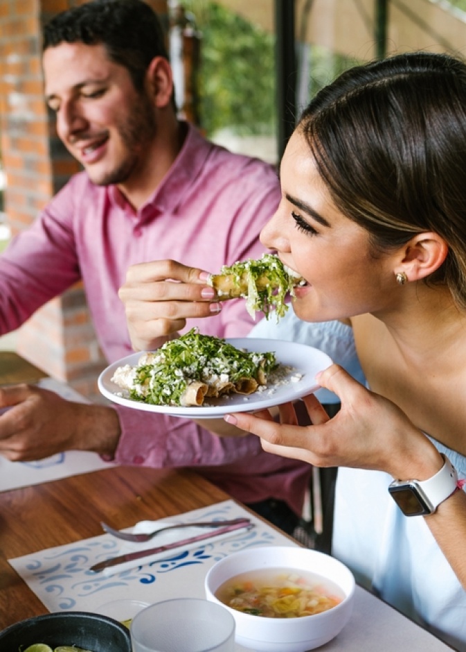 منها جلساتٌ خارجية للاستمتاع بالطقس الجميل: إليكِ أفضل عروض المطاعم في الإمارات