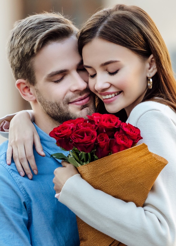 باقة الورد الحمراء من أكثر 10 طرق رومانسية للتعبير عن المشاعر في عيد الحب