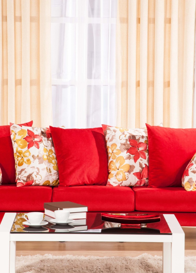 تضيف الأريكة الحمراء لمسة من الأناقة إلى غرفة المعيشة