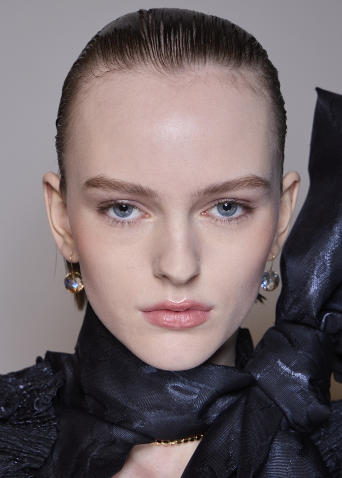 شد ورفع الجبهة للتخلص من التجاعيد ورفع منطقة العيون