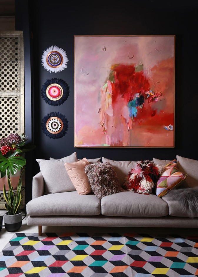 سجادة بألوان براقة تنسجم مع الجدار الداكنة