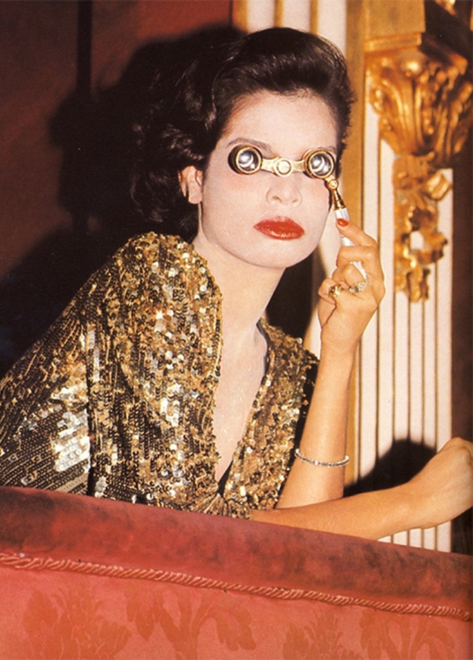 عارضة الأزياء والممثلة بيانكا جاغر ترتدي فستاناً من الترتر في العام 1974