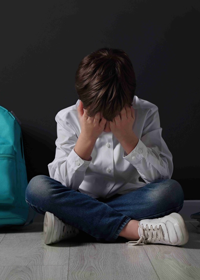 علامات قوية تخبرك بتعرض طفبك للتنمر المدرسي أبرزها نفورها منها وعزلته