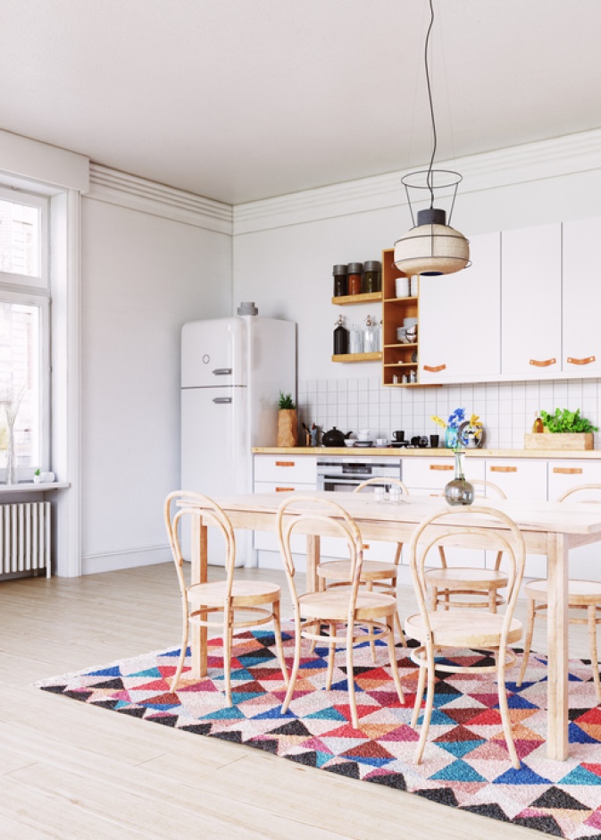 مطبخ أبيض مفروش بسجادة منقوشة نابضة بالحياة