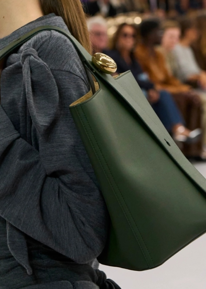 موسم ربيع وصيف 2024 يجمع موديلات الحقائب المختلفة بالحجم والشكل!