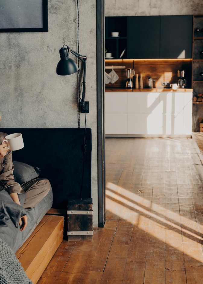 ‎⁨تعليق اللوحات الفنية عاليا في شقق الاستديو⁩