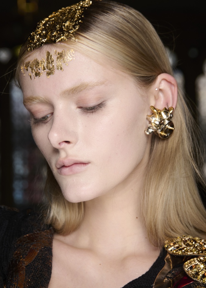 أكسسوارات شعر ذهبية على وسط الشعر من دار Mithridate