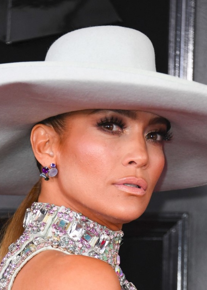 اطلالة جنيفر لوبيز باكسسوارات شعر القبعات الدائرية عام 2019