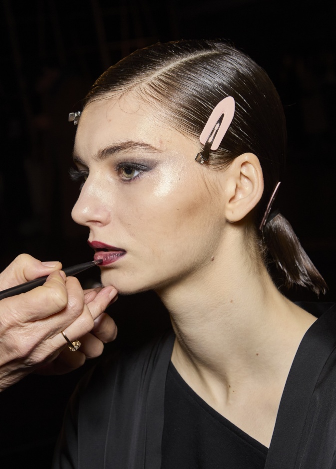 صيحات جمالية تستحق التوقف عندها في كواليس عروض الموضة في ميلانو لخريف 2024