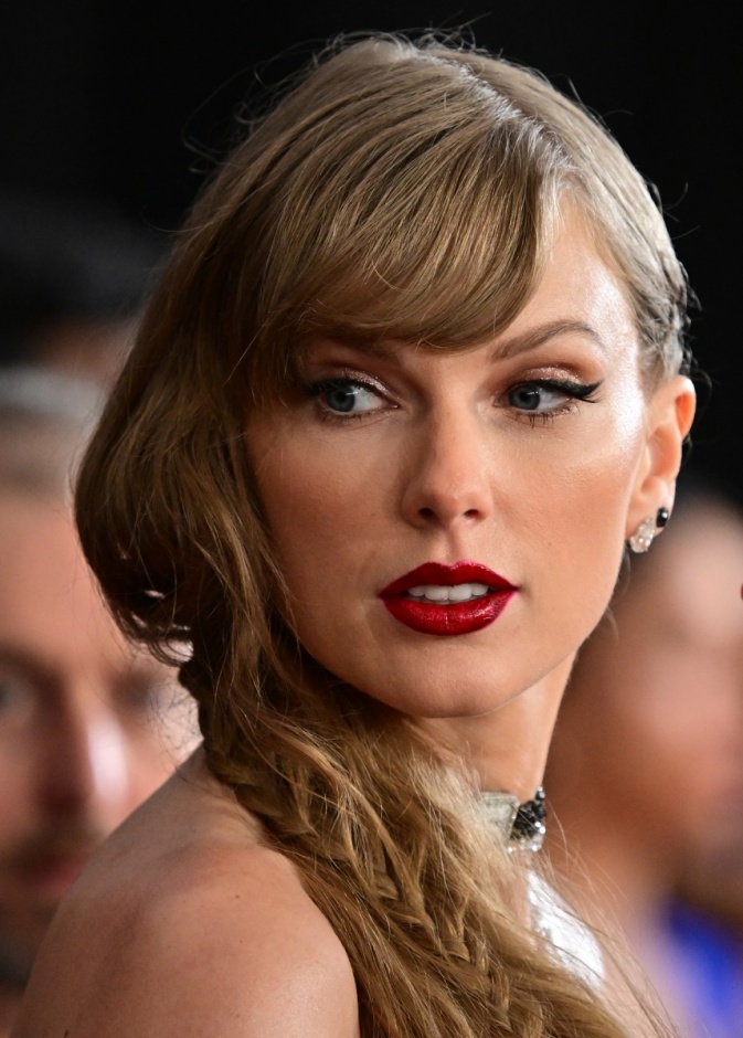 تسريحات شعر جانبية صيحة منتظرة في المواسم المقبلة.. إعتمديها بأسلوب النجمات العالميات