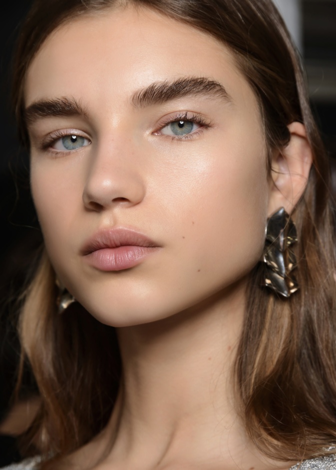  احدث تقنيات تجميل لتكثيف الحواجب بينها المايكروبليدنج