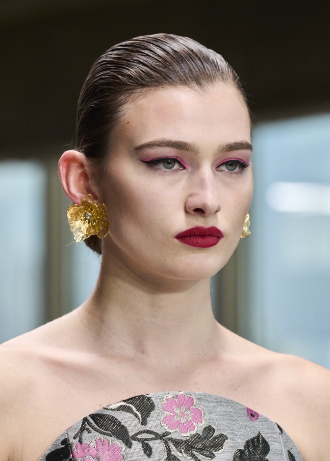 رسمات المكياج الفوشيا مع الآيلاينر من دار Carolina Herrera