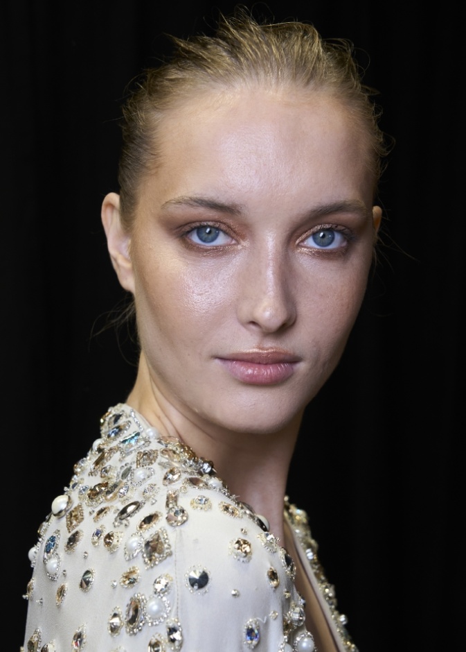 سيروم طبيعي، حل جذري لتجديد وتغذية البشرة.. اكتشفي ما هو