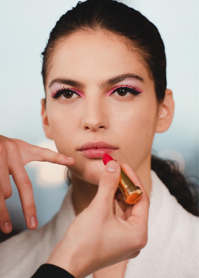 كواليس عرض كارولينا هيريرا لخريف وشتاء 2024-2025.. رسمات مكياج تحيي صيحات السبعينيات