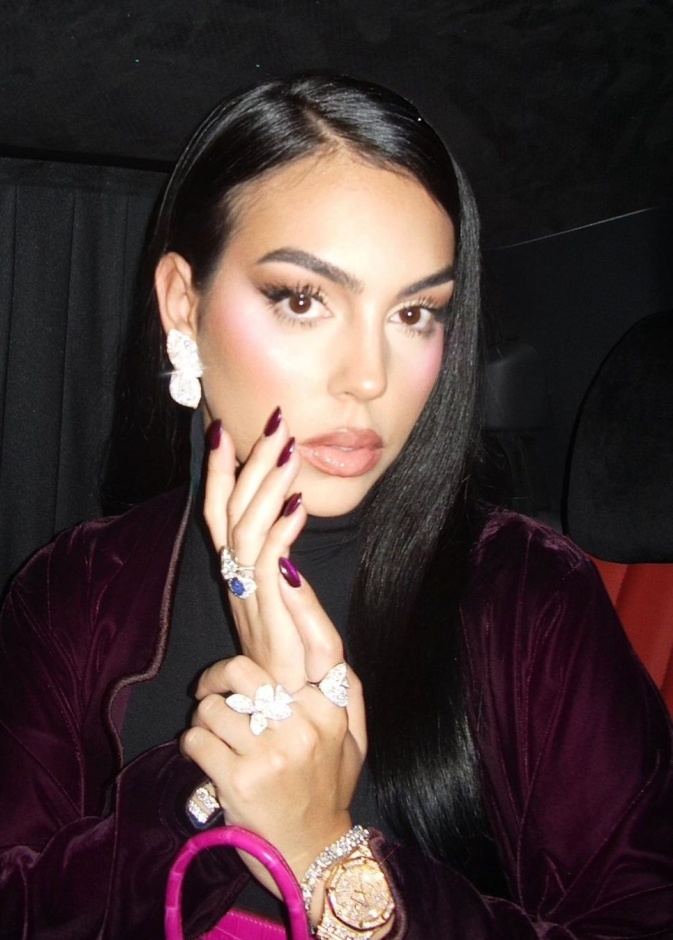 ما وراء أيقونة الجمال جورجينا رودريغز؟ وما سر رونقها؟