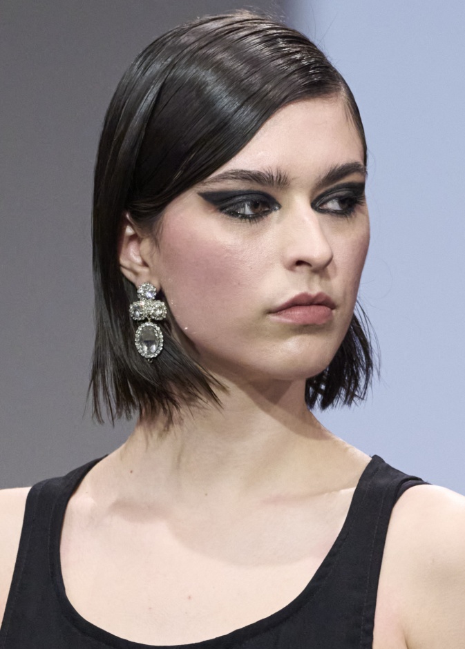 مكياج عيون سموكي بارز بخطوط عريضة من دار Emergency Room