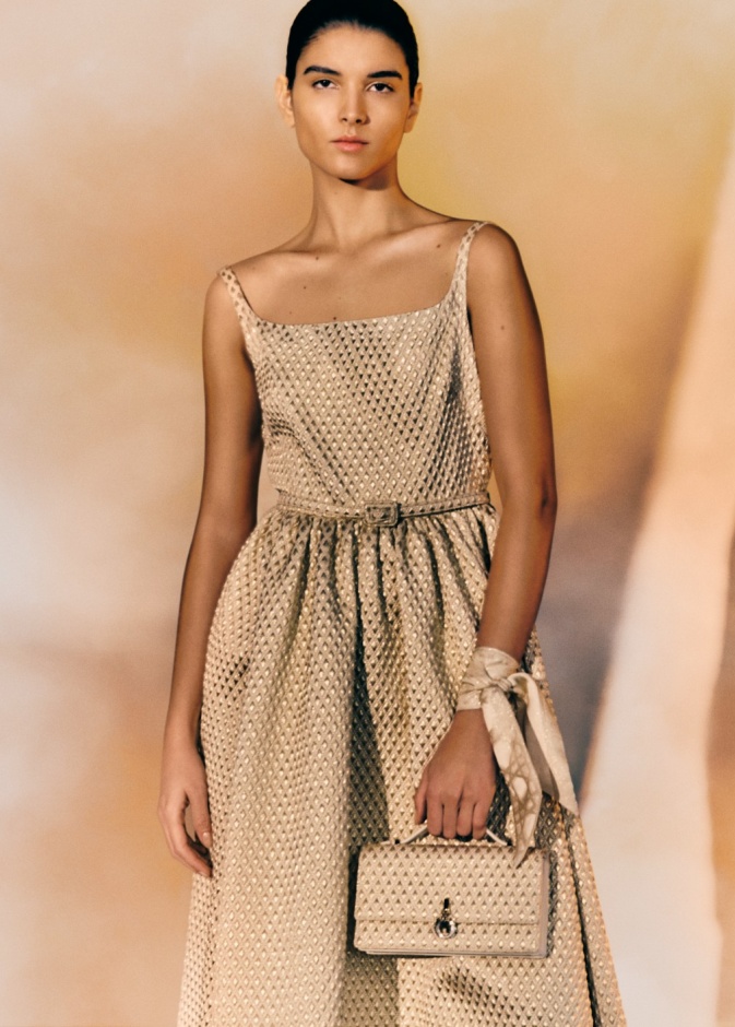 Dior تقدّم مجموعة الكبسولة "ديور أور" التي تُعيد "ماريا غراتسيا كيوري" ابتكارها كلّ موسم