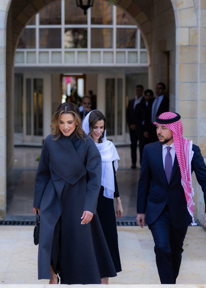 الفستان المعطف Coat Dress الداكن يرسم أناقة نساء العائلة الملكية الأردنية