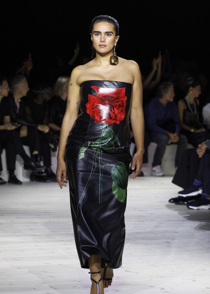 فستان مميز للممتلئات من Alexander McQueen