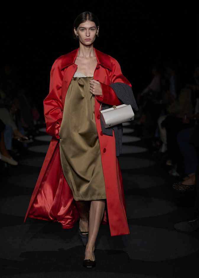 معاطف الساتان صيحة جديدة لا غنى عنها في إطلالاتك