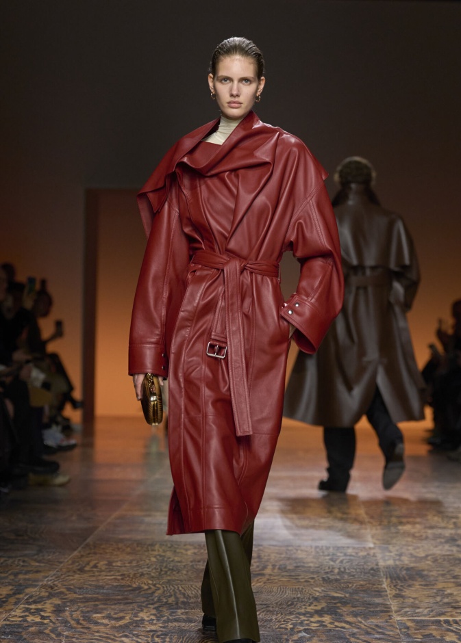 مجموعة Bottega Veneta لخريف 2024 في ميلانو تعيد موضة القطع الجلدية الى الواجهة