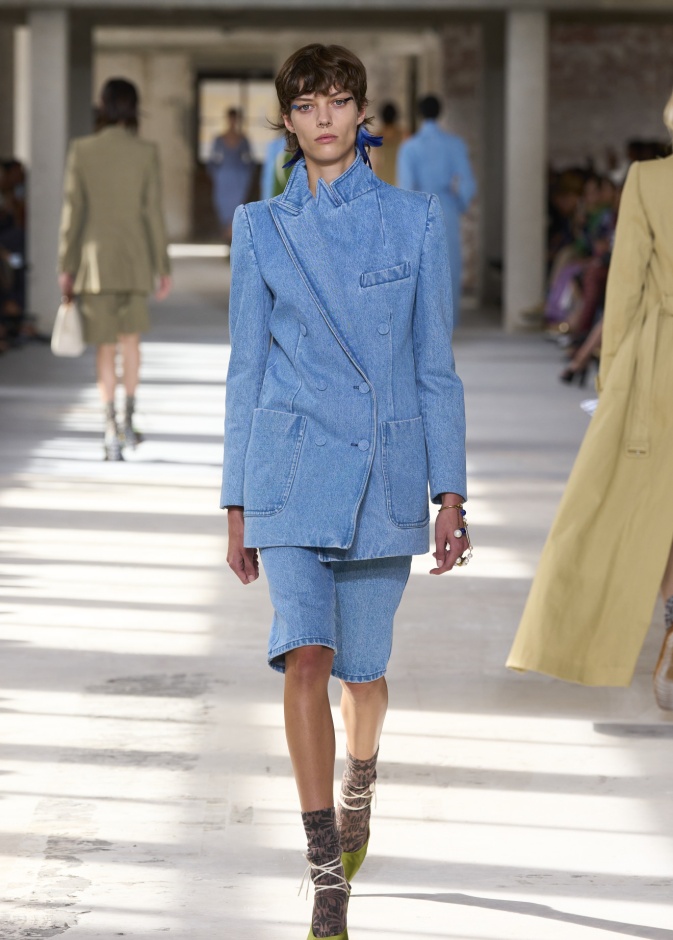 صيحة الدنيم تجمع بين السروال والجاكيت في إطلالة واحدة