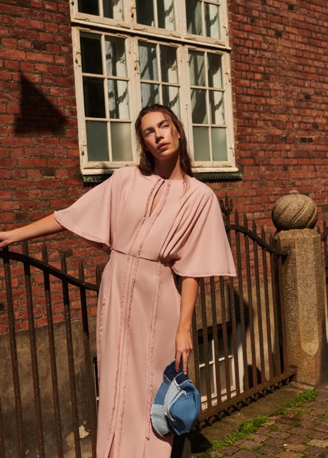 12 إطلالة مثالية ليوم الحبّ... تحمل توقيع علامات إماراتية 