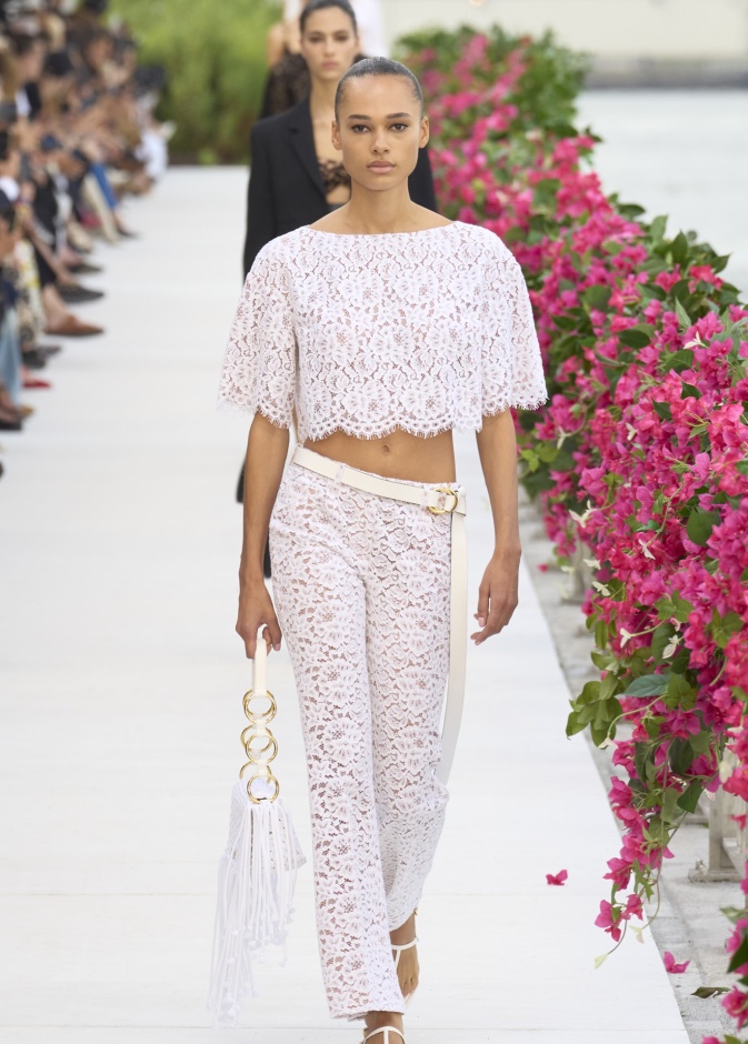 موضة بناطيل الدانتيل في ربيع 2024