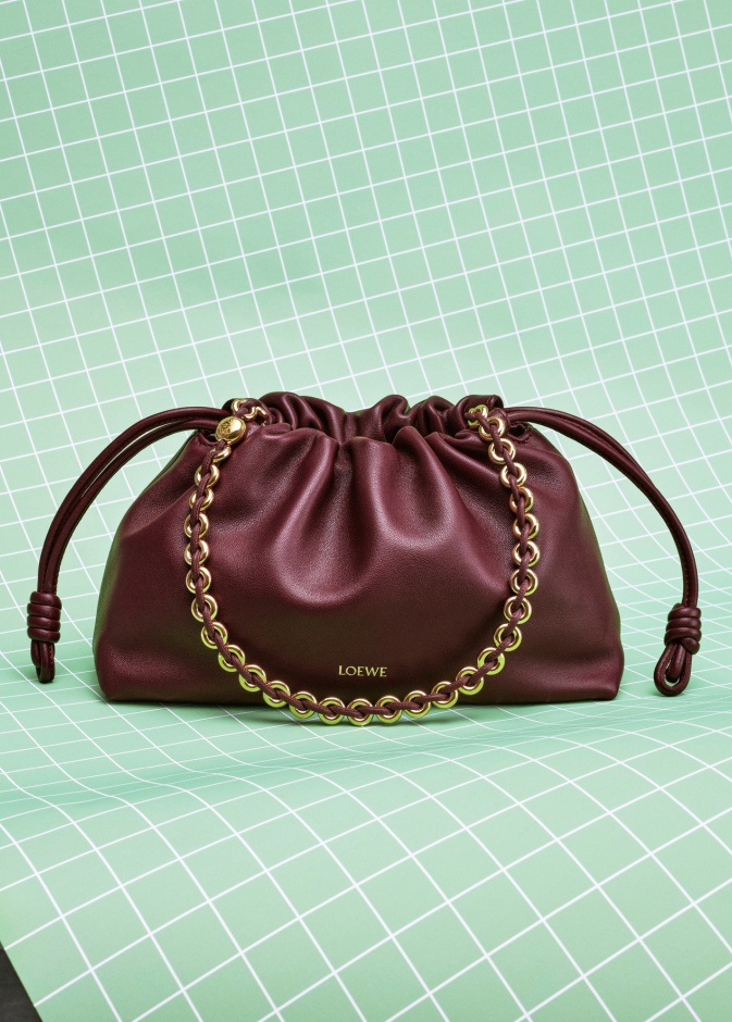 تُطلق دار "لويفي" LOEWE حقيبتها الأيقونية "محفظة الفلامنكو" Flamenco Purse اليوم.