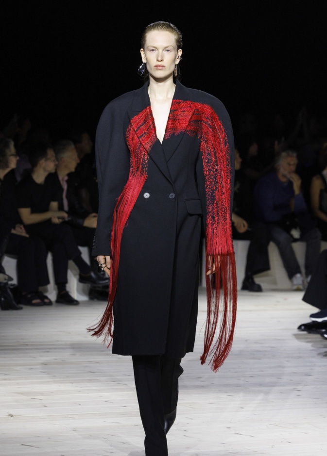 إطلالة من Alexander McQueen