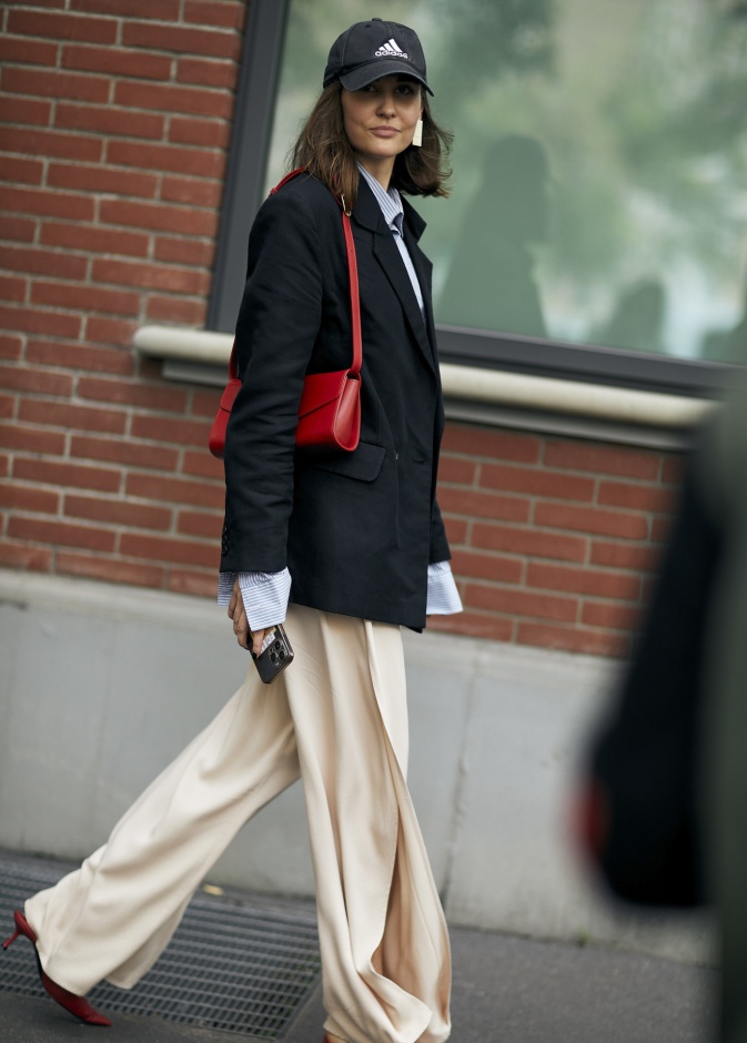 تنسيق أكسسوارات باللّون الأحمر بأسلوب Street style