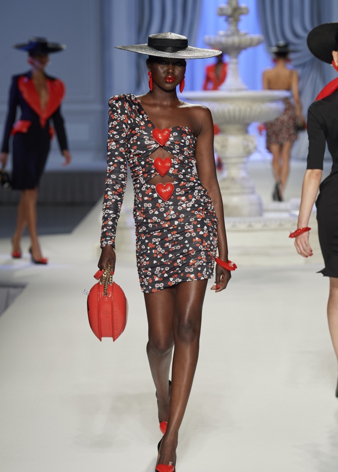 إطلالة من Moschino لربيع وصيف 2023