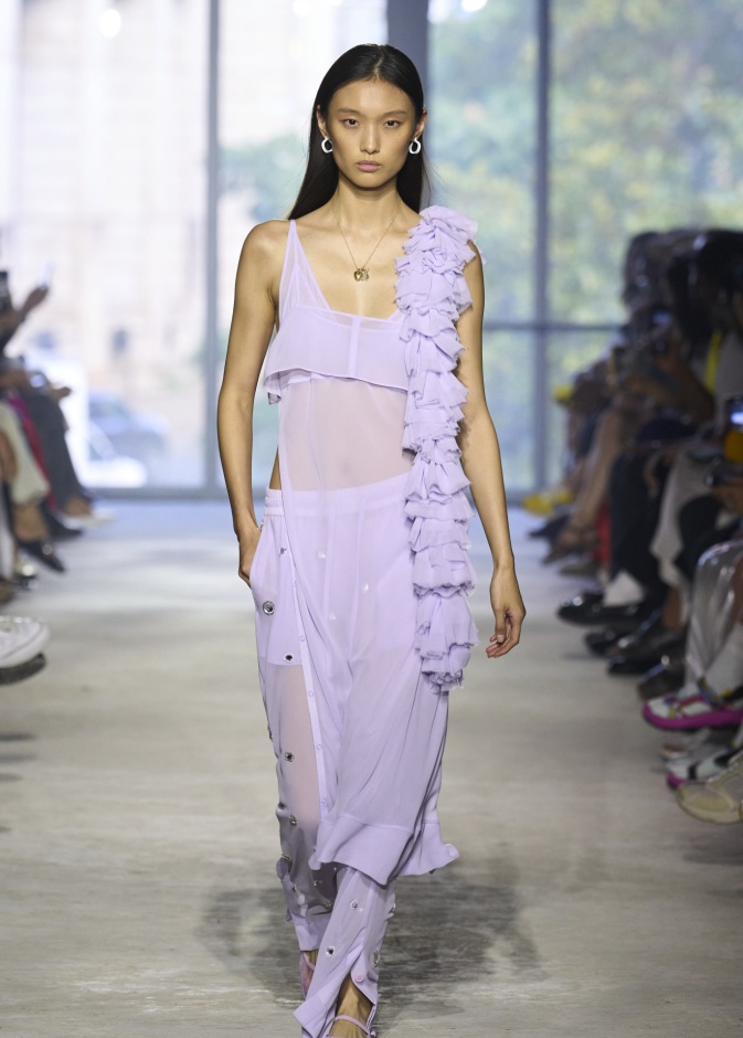 البنفسجي الفاتح لون خجول لكن حضوره قوي في صيف 2024