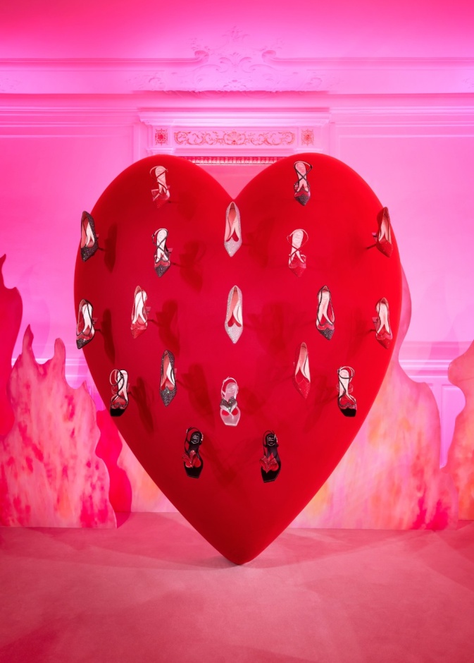 تألقي في يوم الحب بحذاء "I Love Vivier"