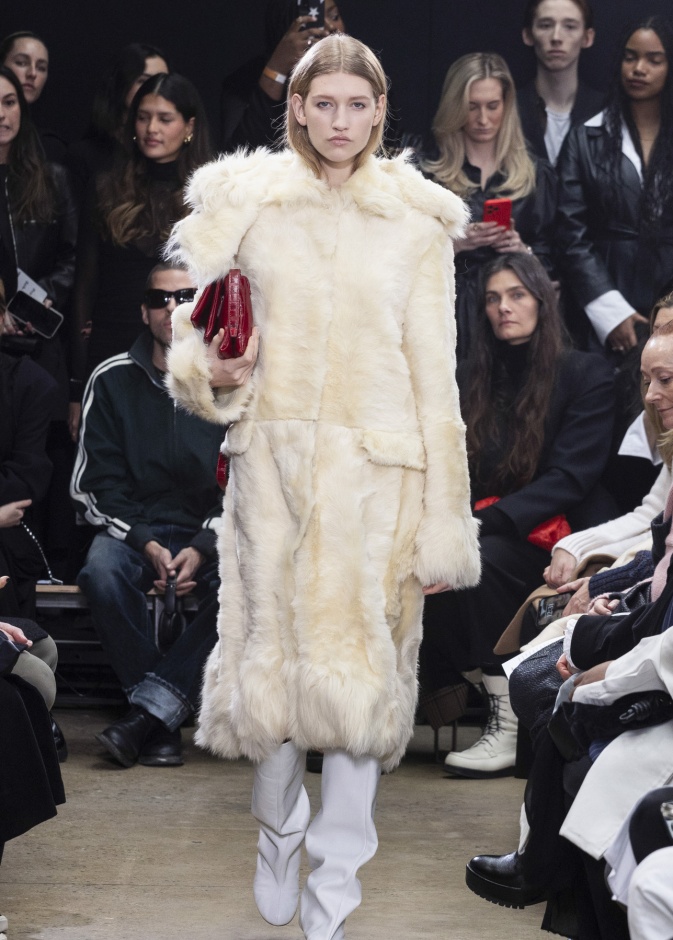 مجموعة Proenza Schouler لخريف وشتاء 2024 في نيويورك