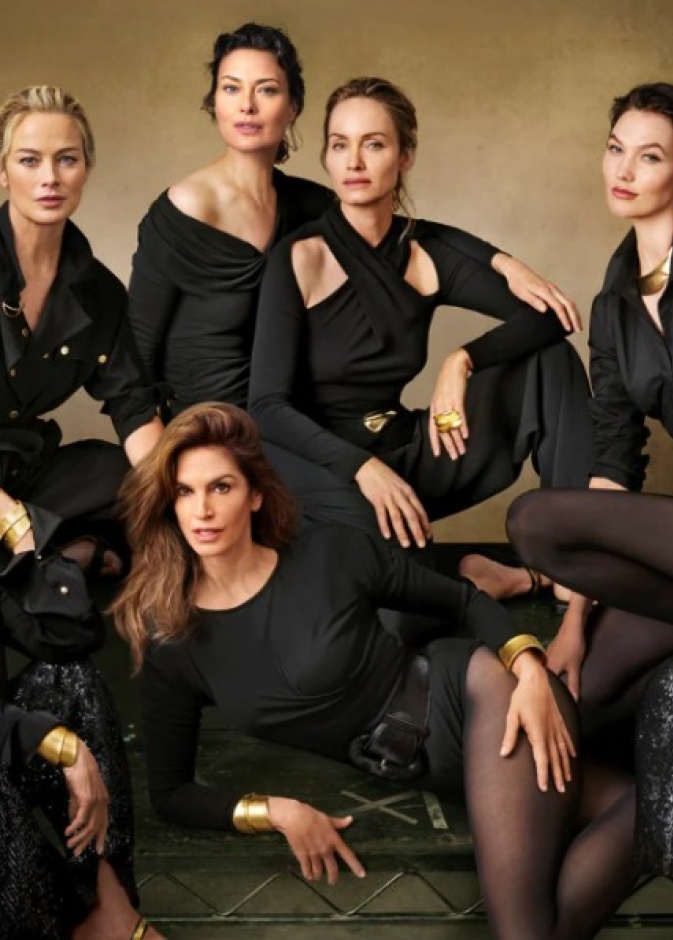 علامة Donna Karan تعود من جديد بحملة مرصّعة بأشهر عارضات الأزياء وشعار "In Women We Trust"