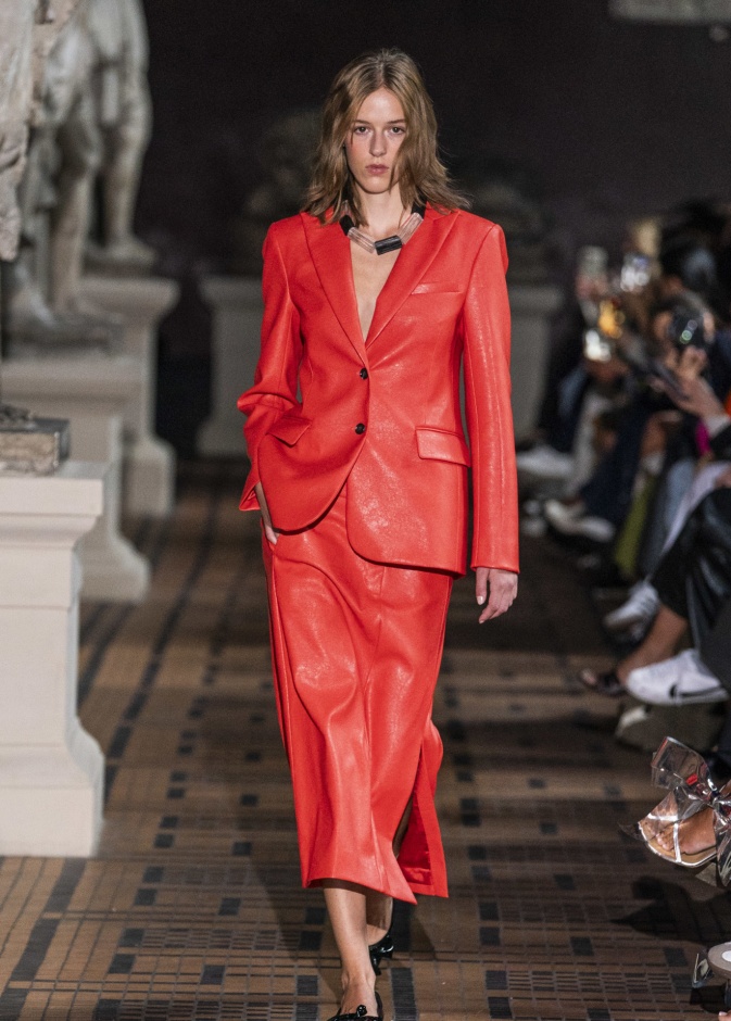 موضة الجاكيت الحمراء ليوم الحب 2024