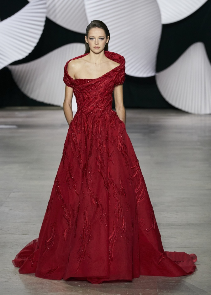 فساتين سهرة مع الياقة الملكية في ربيع 2024