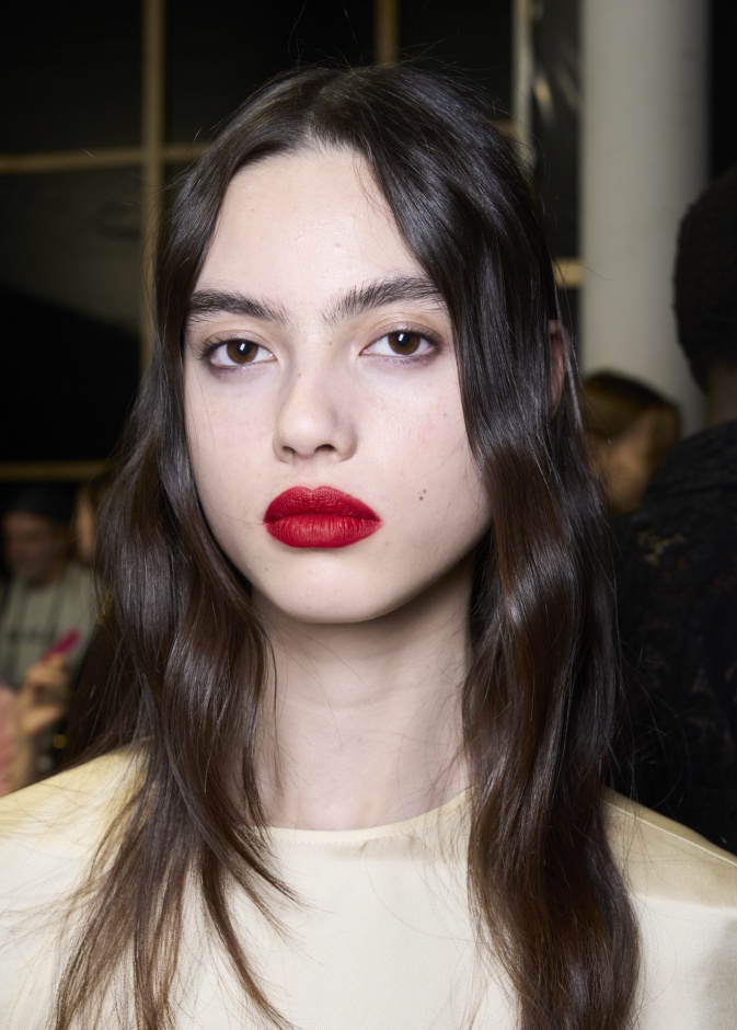 صيحات جمالية سيطرت على أولى عروض الموضة في باريس لخريف 2024