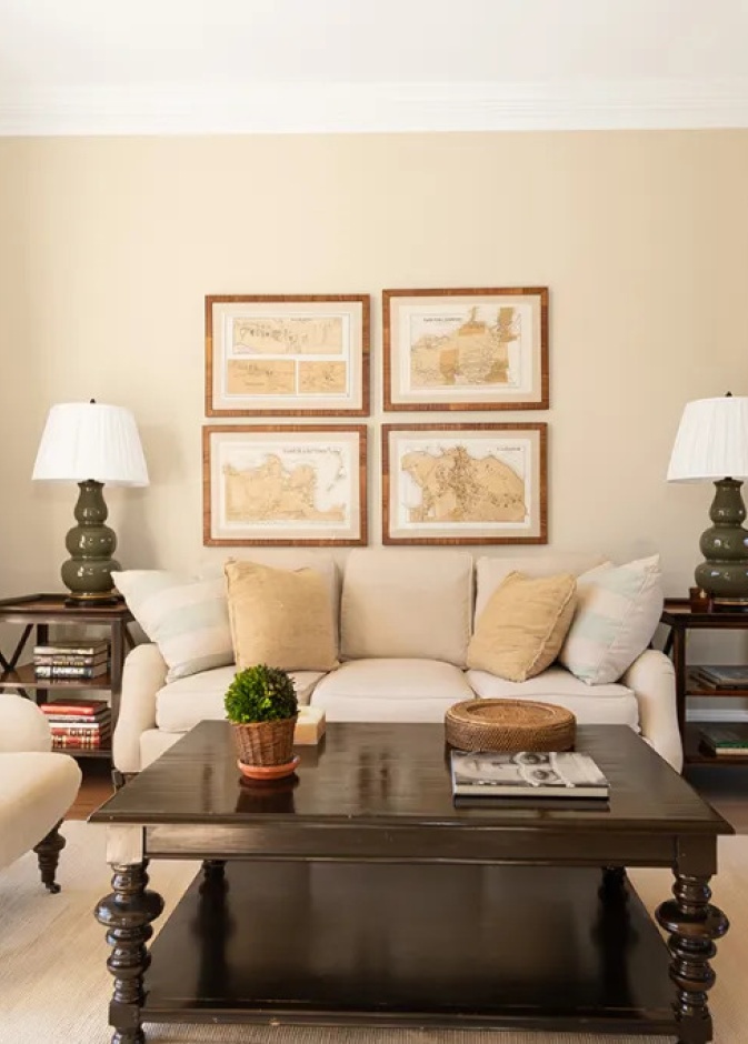 إحدى غرف المعيشة في منزل والدا باريس هيلتون